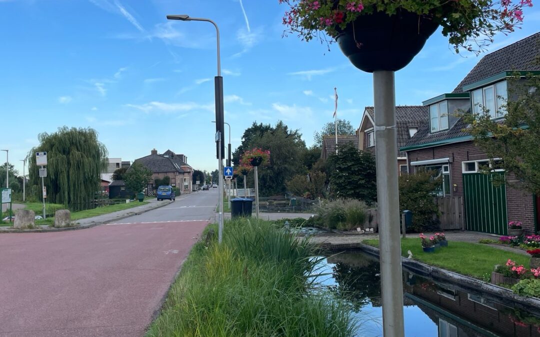 Bloembak staat voor paal