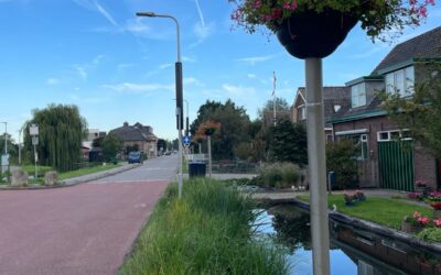 Bloembak staat voor paal